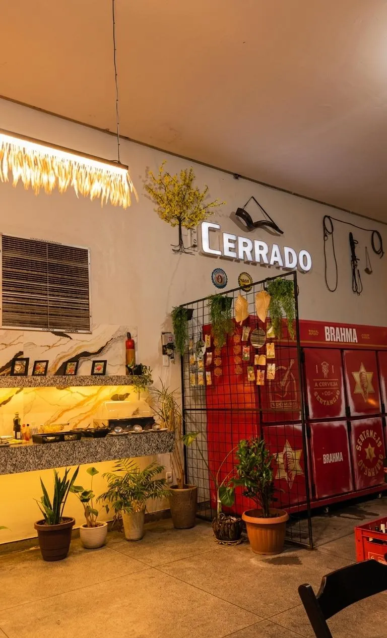 Salão interno com balcão, plantas e decoração
