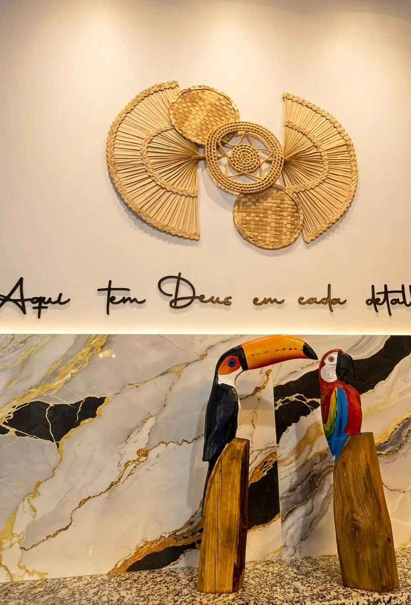 Detalhe da decoração: tucano e arara esculpidos em madeira