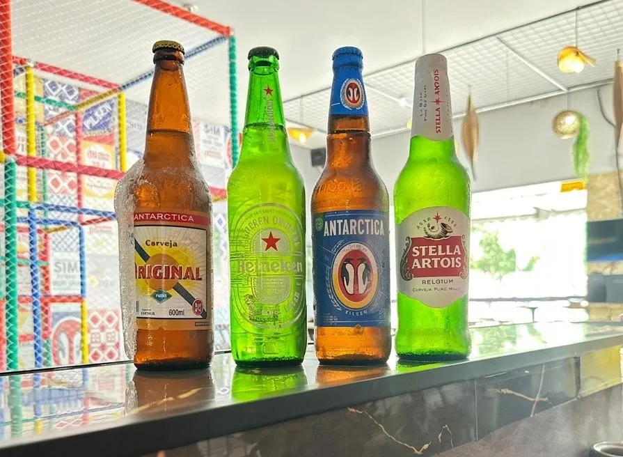 Cervejas geladas no balcão — Original, Heineken, Antarctica e Stella Artois